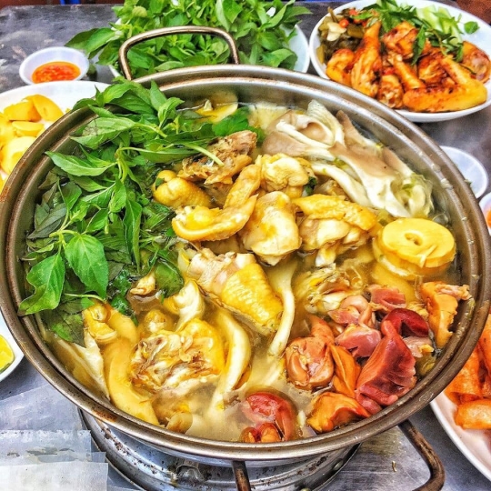 Lẩu Gà Lá É Vừa từ 3 - 5 người ăn