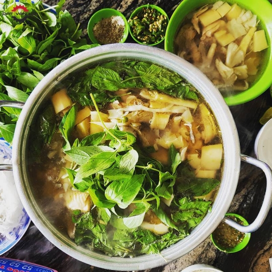 Lẩu gà lá É lớn từ 5 - 10 người ăn